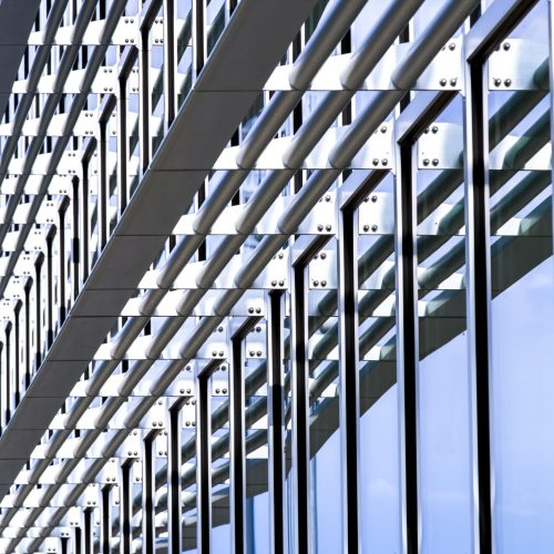 vista-lateral-moderno-edificio-de-cristal